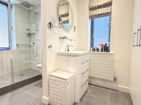 EN SUITE DRESSING/SHOWER ROOM
