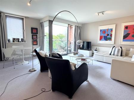 LOUNGE WITH DINING AREA