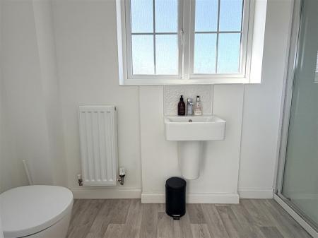 EN SUITE SHOWER ROOM/WC