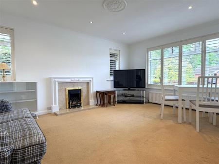 LOUNGE WITH DINING AREA
