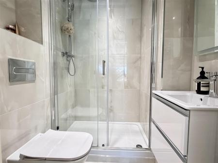 EN SUITE SHOWER ROOM/WC