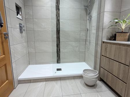 SHOWER ROOM/WC