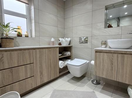 SHOWER ROOM/WC