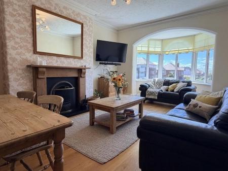 LOUNGE WITH DINING AREA
