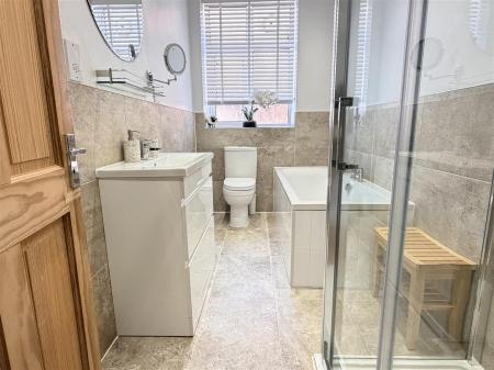 BATHROOM/WC