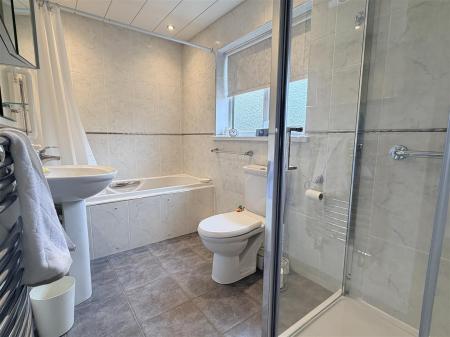 BATHROOM/WC