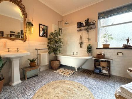 EN SUITE BATHROOM/WC