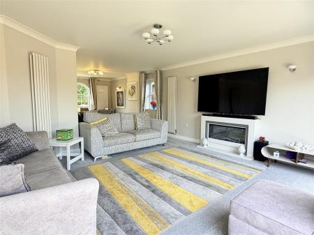 OPEN PLAN LOUNGE & DINING ROOM