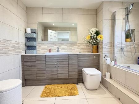 EN SUITE BATHROOM/WC