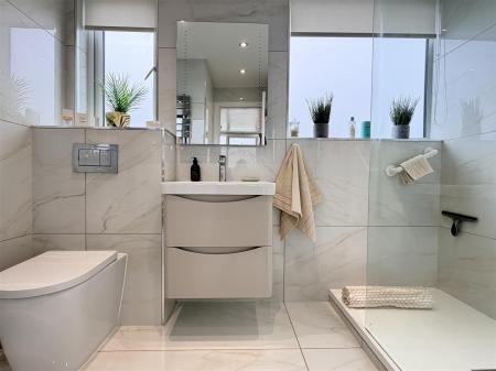 SHOWER ROOM/WC