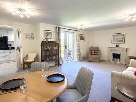 LOUNGE WITH DINING AREA
