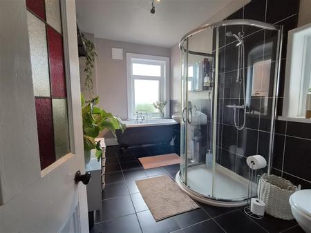 BATHROOM/WC