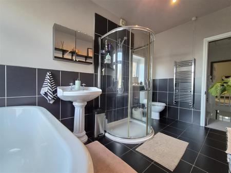 BATHROOM/WC