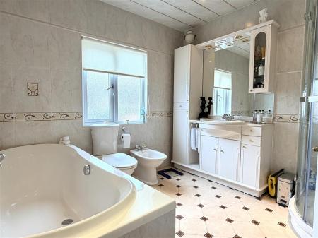 BATHROOM/WC