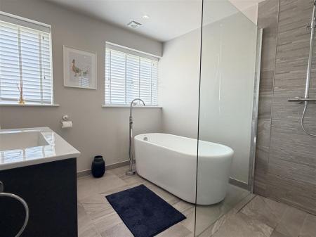 BATHROOM/WC