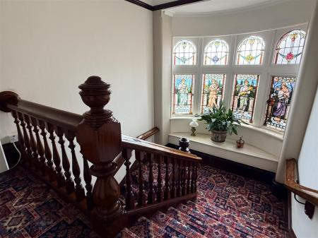 FIRST FLOOR COMMUNAL LANDING
