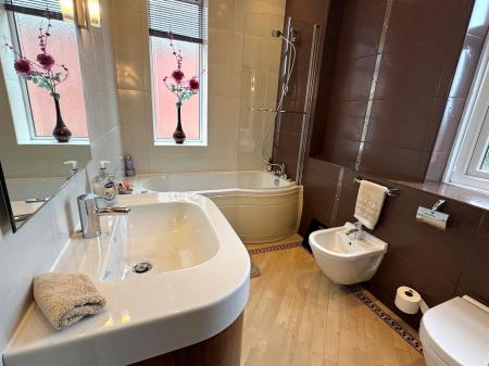 BATHROOM/WC