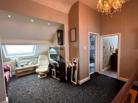 LANDING/SITTING ROOM