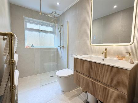 SHOWER ROOM/WC