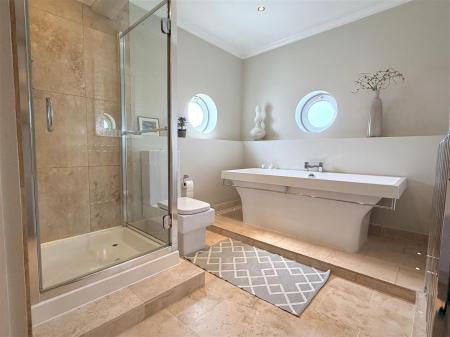 PRINCIPAL BATHROOM/WC
