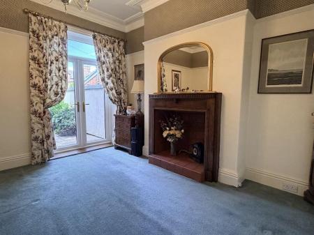SITTING ROOM/DINING ROOM