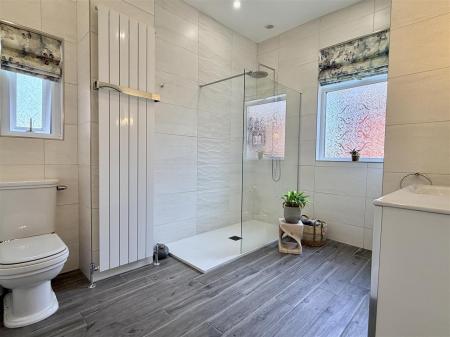 SHOWER ROOM/WC