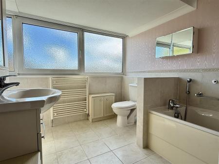 BATHROOM/WC