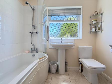 BATHROOM/WC