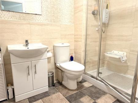 SHOWER ROOM/WC