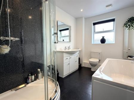 BATHROOM/WC