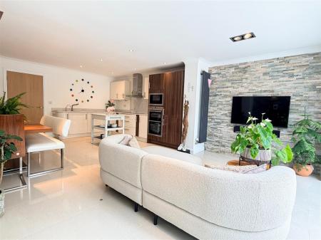 OPEN PLAN LIVING/DINING KITCHEN
