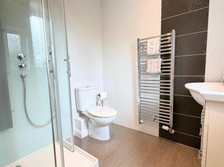 EN SUITE SHOWER ROOM/WC