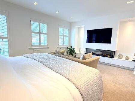 PRINCIPAL LOUNGE/BEDROOM