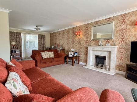 PRINCIPAL LOUNGE WITH DINING AREA