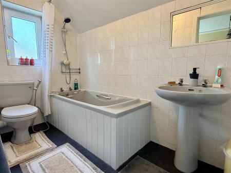 BATHROOM/WC