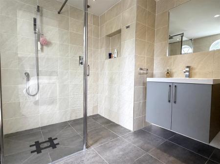 EN SUITE SHOWER ROOM/WC