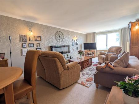 LOUNGE WITH DINING AREA