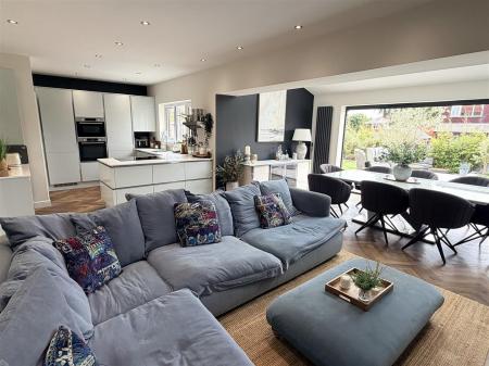 OPEN PLAN LIVING/DINING KITCHEN