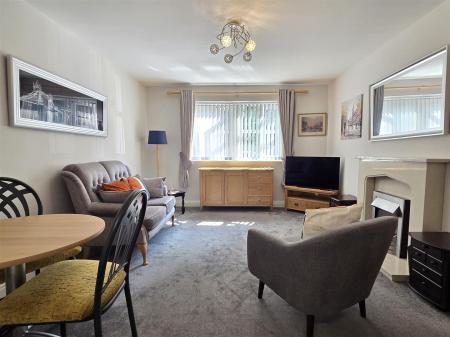 LOUNGE WITH DINING AREA