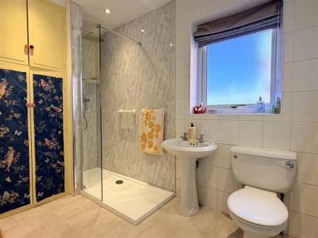 SHOWER ROOM/WC