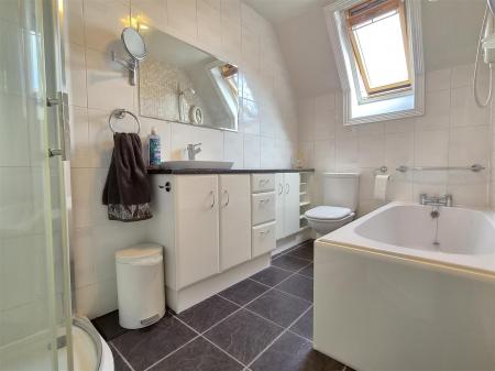 BATHROOM/WC
