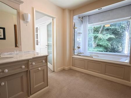 EN SUITE BATHROOM/WC