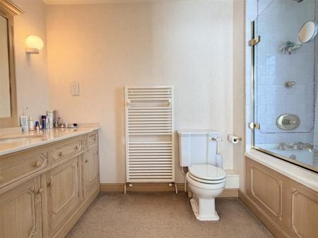 EN SUITE BATHROOM/WC
