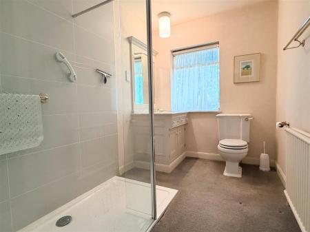 EN SUITE SHOWER ROOM/WC