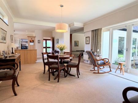 DINING/SITTING ROOM