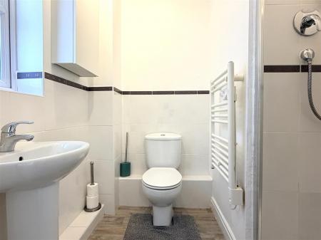 EN SUITE SHOWER ROOM/WC