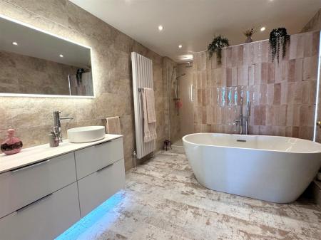 BATHROOM/WC