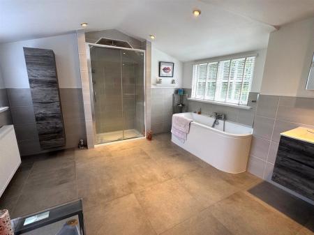 EN SUITE BATHROOM/WC