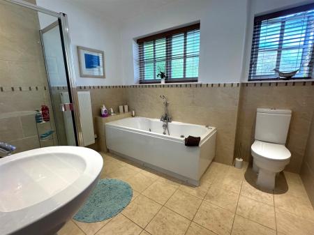 EN SUITE BATHROOM/WC
