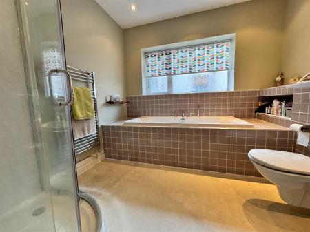 BATHROOM/WC